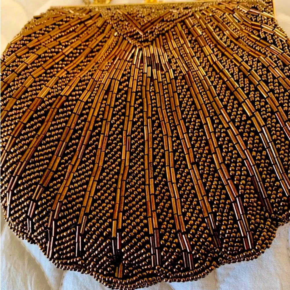 6’ W, 6’ L Pre owned vintage.Clean inside
Good condition, Kiss closure
Preowned